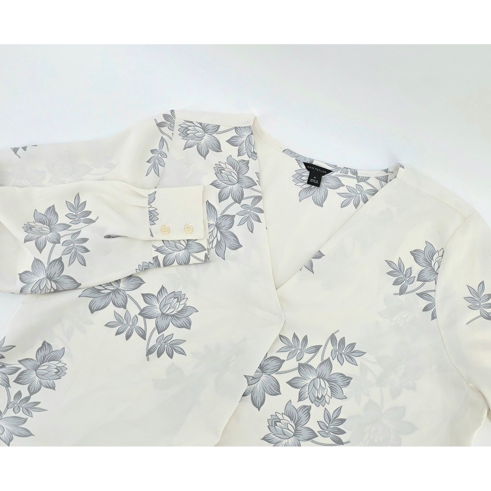 Ann Taylor Cottagecore Floral V-Neck Blouse Size Medium Womens Cream Grey Casual